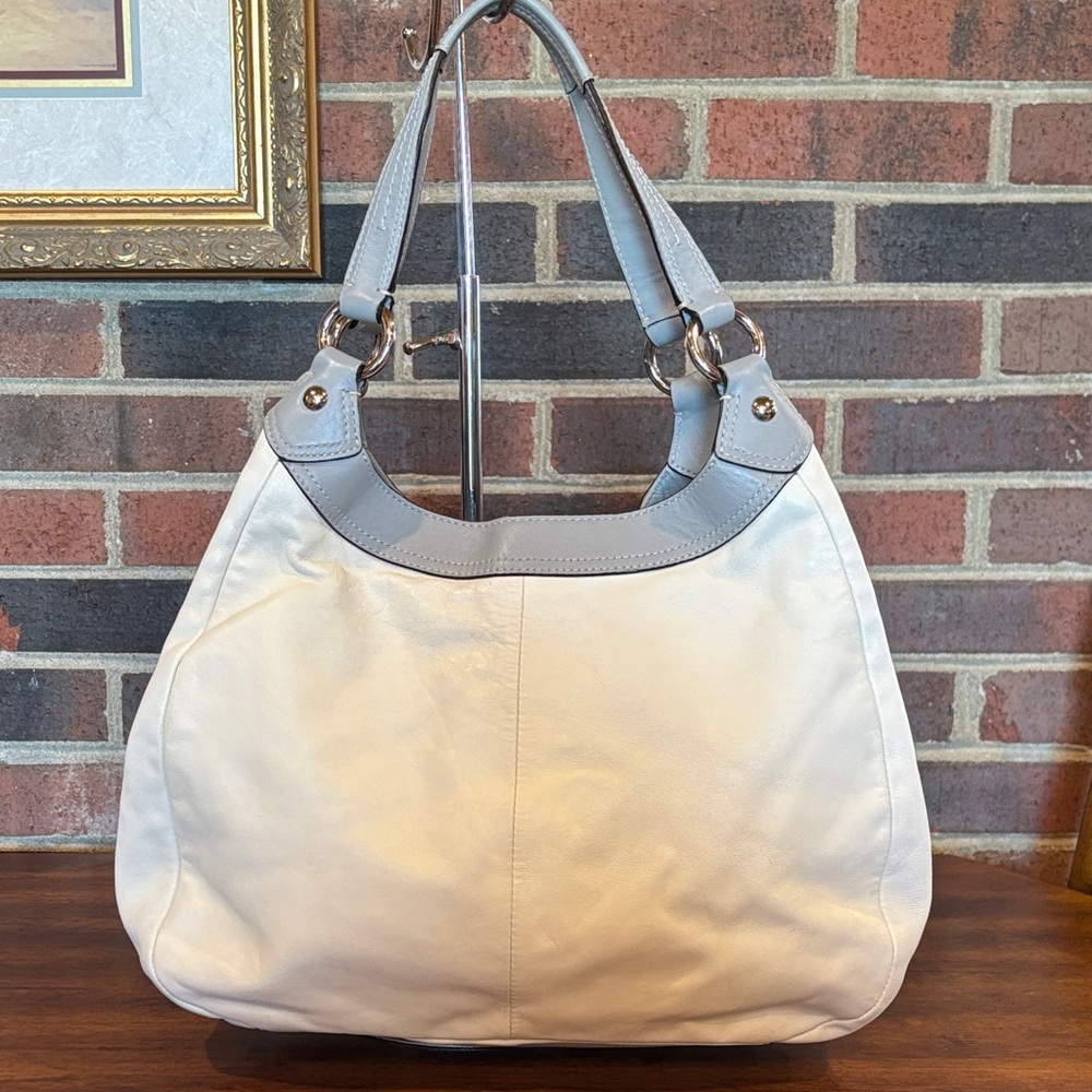 Coach Soho Lynn Hobo “F17092” cream and grey with buckle front - Picture 5 of 17